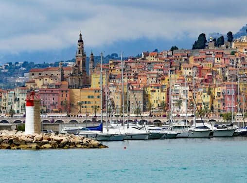 Combiner tourisme et études : acheter un mémoire lors d’un séjour en France